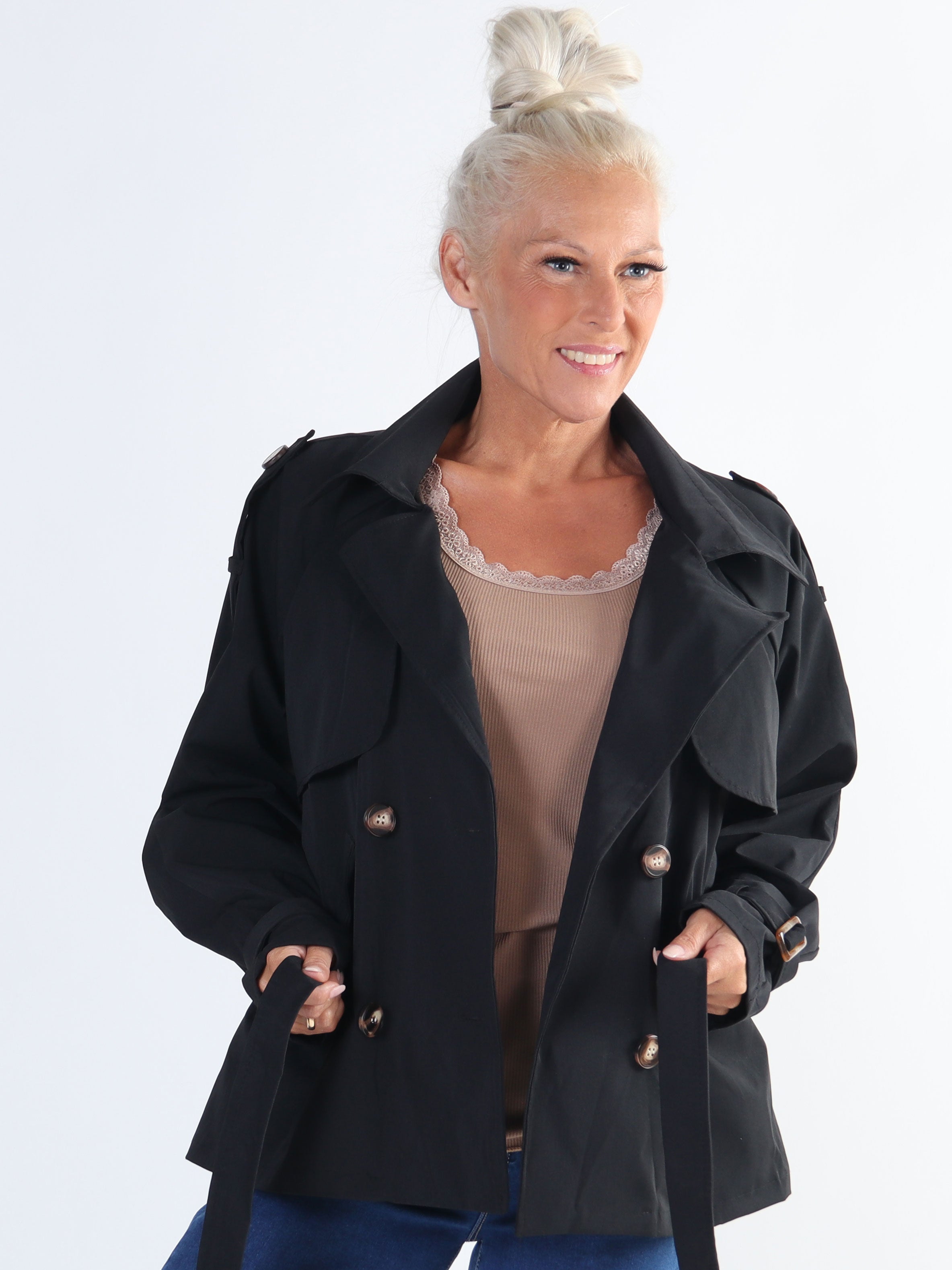 Carmen - Kort trench coat med knapper
